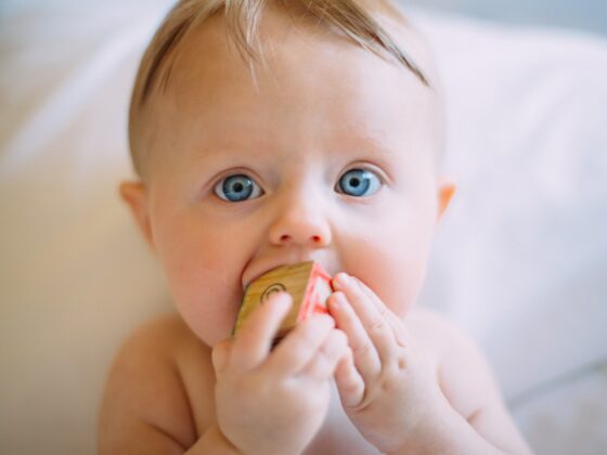 Sprongetjes van een baby; hoe herken je ze en wat houdt het in? -